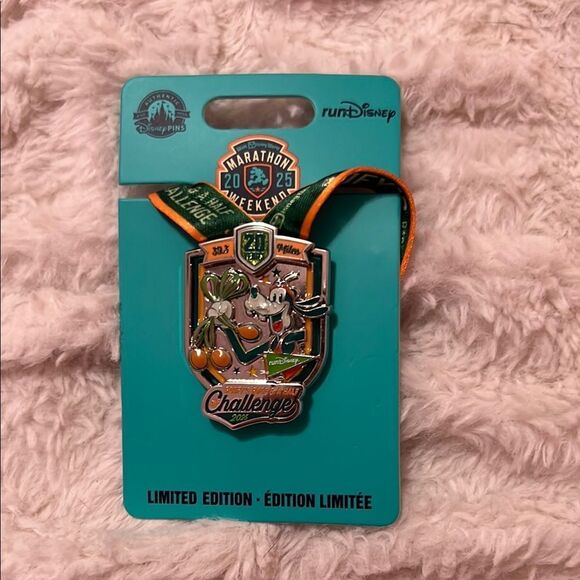 Disney Marathon Weekend 2025 goofy Challenge Pin LE - Picture 1 of 1